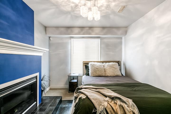 חדר שינה נוח עם מיטת קווין סייז