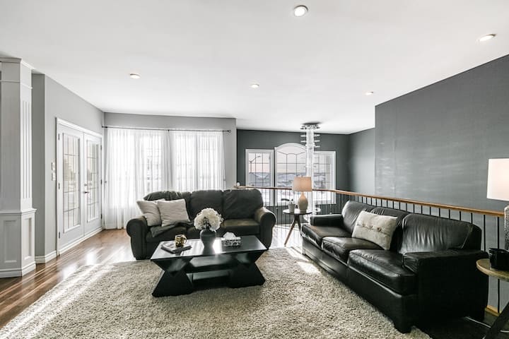 Stunning Estate Home With Hot Tub & Sunset Views - Greater Sudbury