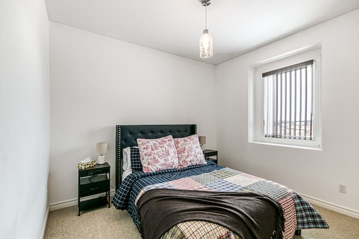 חדר שינה נעים בגודל קווין סייז 