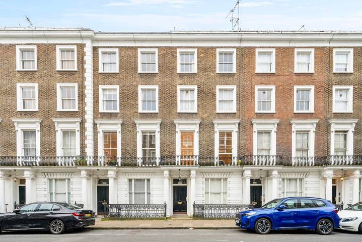 Centrally Located 3 Bed Apartment | 65 inch TV gallery image 4