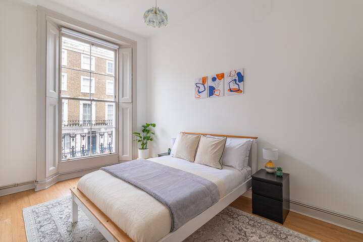 Centrally Located 3 Bed Apartment | 65 inch TV gallery image 5