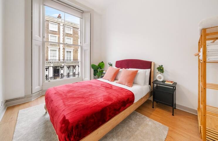 Centrally Located 3 Bed Apartment | 65 inch TV gallery image 2