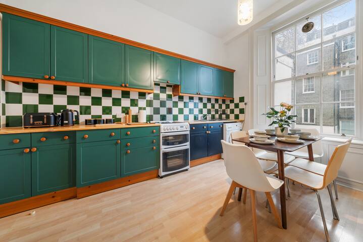 Centrally Located 3 Bed Apartment | 65 inch TV gallery image 3