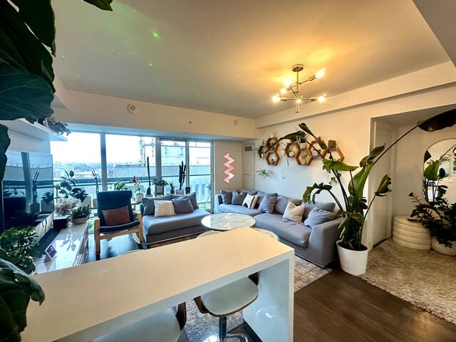 Downtown 2BR/2BA King & Queen – Plant Paradise