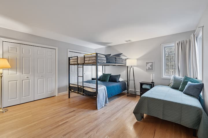 חדר שינה 6 הוא חלל רב - תכליתי עם מיטת קומתיים זוגית ומיטת יחיד, המספק נוחות לקבוצות או למשפחות. החדר כולל מזרנים חדשים לגמרי, מצעים נעימים ואווירה מרגיעה לשינה נינוחה בלילה.