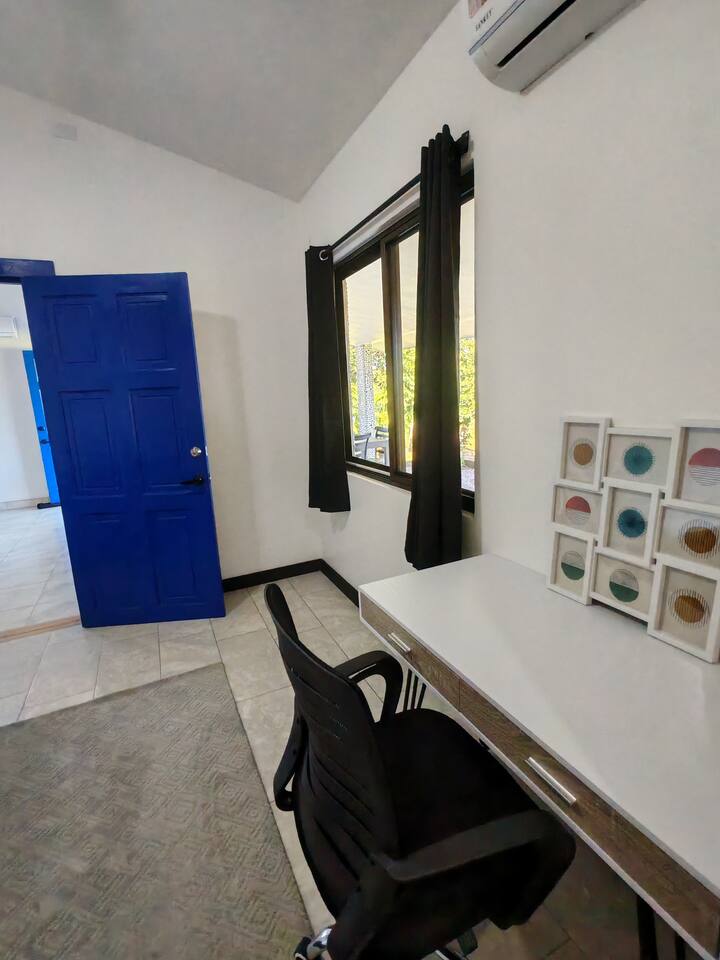 El Nido Suite ina chumba kilicho na kochi la sofa (chenye starehe kwa watu 2) na chumba kingine kilicho na kitanda aina ya queen na kitanda cha ziada aina ya queen pia. Kitaalamu wanaweza kulala watu 5 lakini tunasema 4 kwa starehe. Bafu moja kwa ajili ya vyumba viwili. 