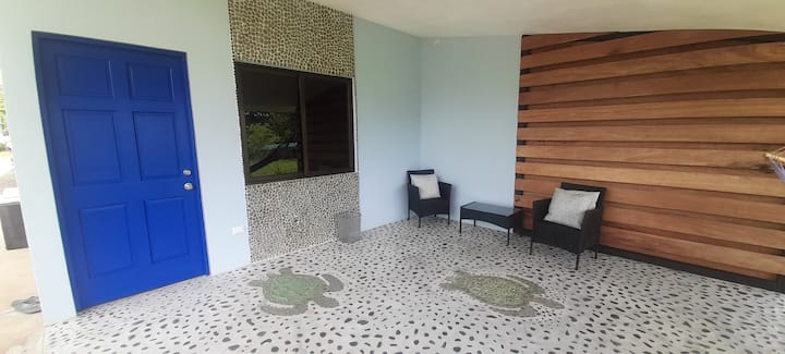 Los Flores Suite- baraza binafsi lenye mwonekano wa bahari. 