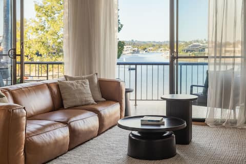 Popular Airbnb listing: Ali's Waterfront Escape - Kayaks, Fishing, Beach in Tweed Shire Council