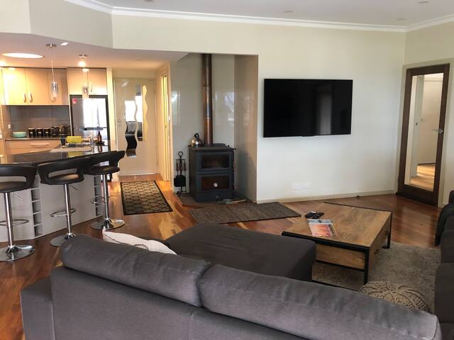 The Lake Retreat – 5 Beds, 2 Bathrooms gallery image 3