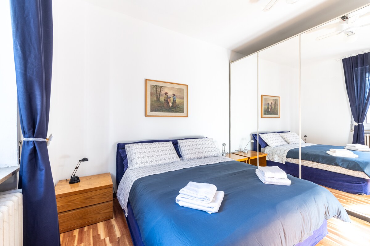 В основната си спалня можете да имате това двойно легло, с възглавници от мемори фом, паркет и голямо огледало по целия килер, с огромен частен дрешник зад вас за всички ваши нужди
