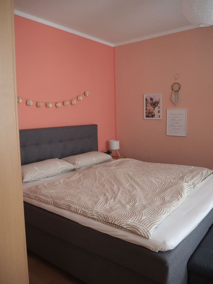 เตียงคิงไซส์แบบมีฐานรองนุ่มสบาย 