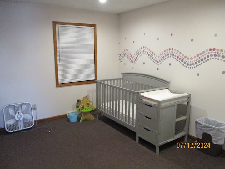 Chumba cha 2 cha kulala kilicho na kitanda cha mtoto/meza ya kubadilisha