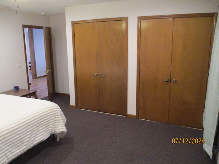 Chumba cha 1 cha kulala na sehemu yake ya kabati.