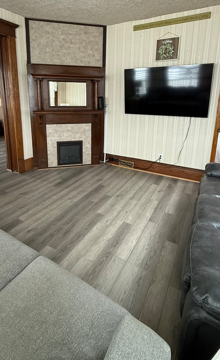 Mayor's Manor: Hot Tub | Game Room | Fire Pit - Laurelville, OH