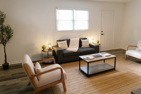 "Morning View 2" Cozy Modern Stay - College/Hiking