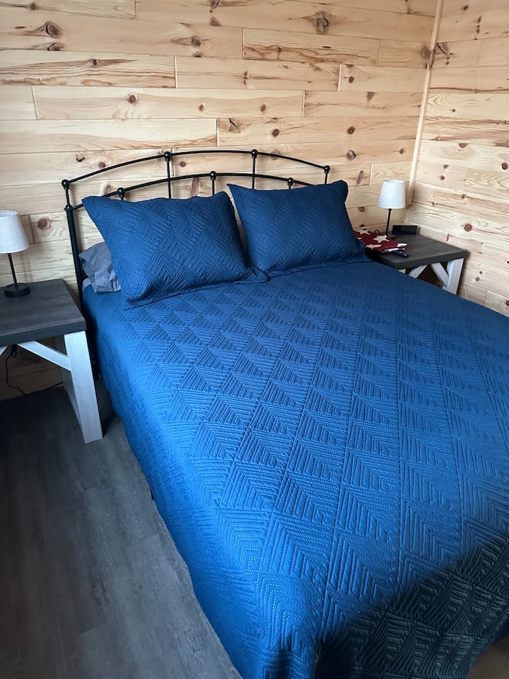 主楼层卧室，配备1张1.8米宽双人床