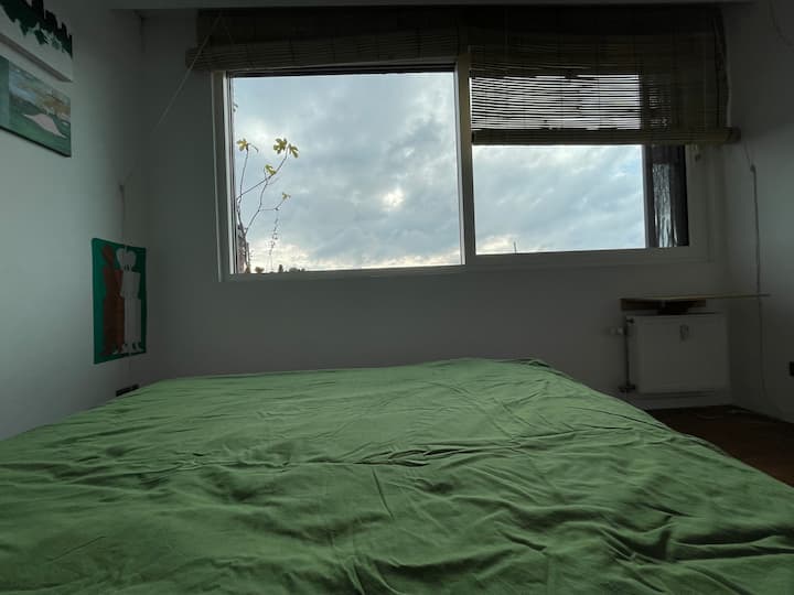 Het eerste wat je ziet als je wakker wordt zijn de wolken en de vogels. 