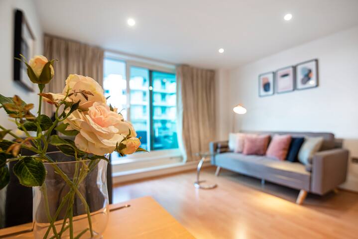 Central 2 Bed with Large Terrace