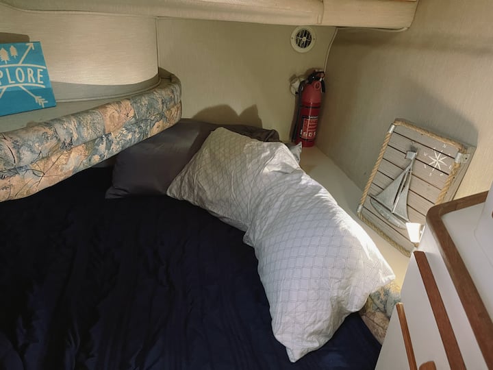 Fli rehat në këtë hapësirë të qetë dhe të rehatshme, e përsosur për t 'u rimbushur pas një dite në ujë. #SleepOnTheWater #CozyVibes