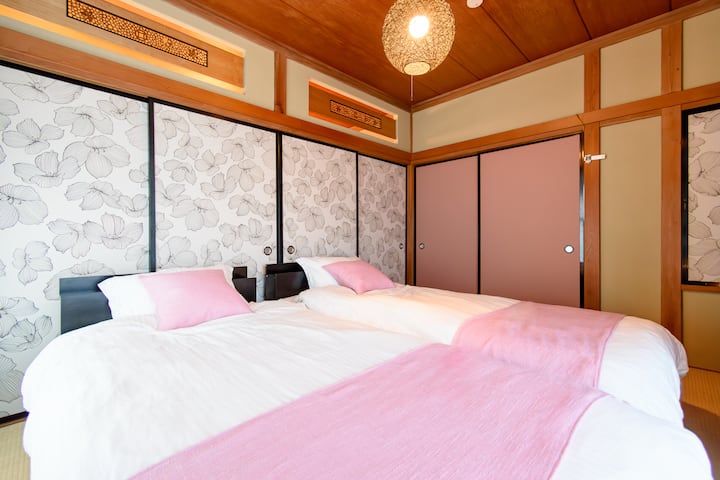 تحتوي الغرفة على الطراز الياباني أمام الطابق الثاني على سريرين مفردين.