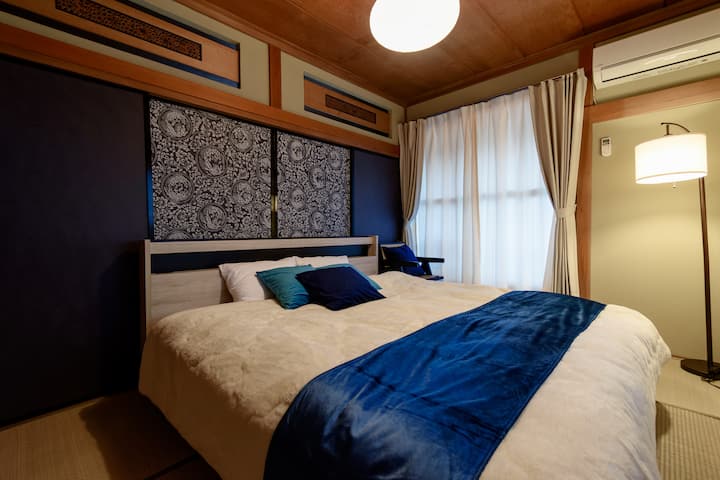 تم ترتيب سرير كينج في الجزء الخلفي من الطابق الثاني.يرجى استخدام بطانيتنا الرقيقة الدافئة معًا أيضًا.