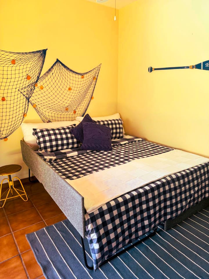 chambre avec 1 canapé-lit double et 1 canapé-lit simple