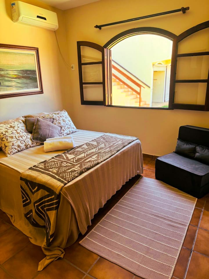 Chambre avec salle de bains privative et hydro. 1 lit double et 1 canapé-lit simple 