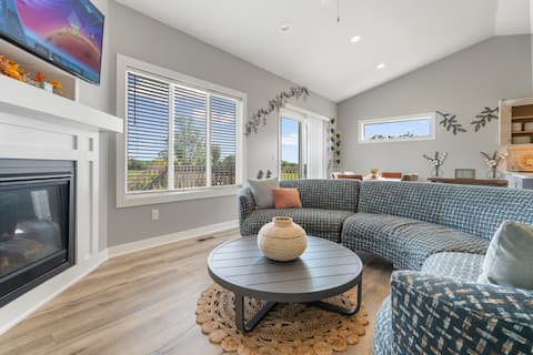 New Neoteric Neighborly Notable 3 Car Garage/Pool