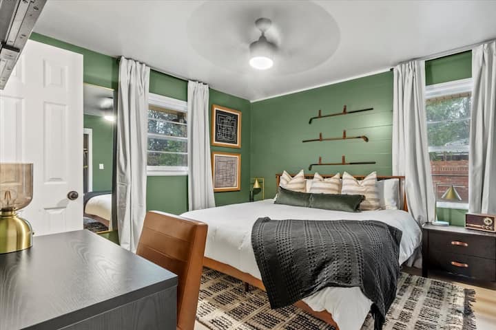 Ka një temë golfi në të gjithë shtëpinë. Kjo shtëpi ka bukuri të vërtetë jugore! 