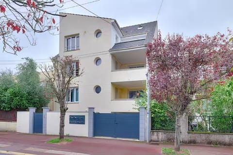 The Red Peak  - Paris 25min (RER D)