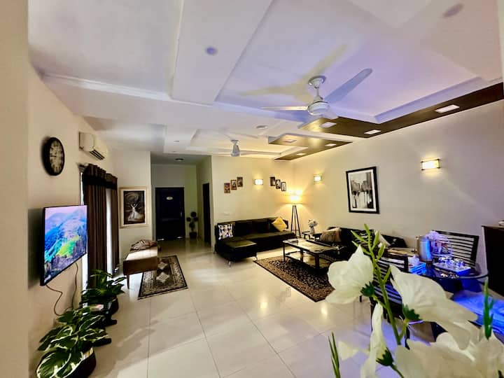 Elegant Home Canal Rd • Opposite Doctors Hospital - Pakistan