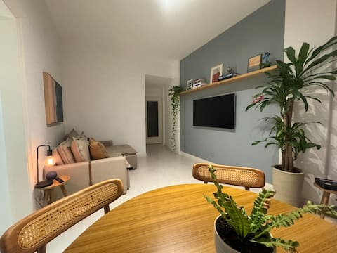 Imóvel de sucesso: Beautiful bedroom and living room - 7-minute walk from the beach em Leblon