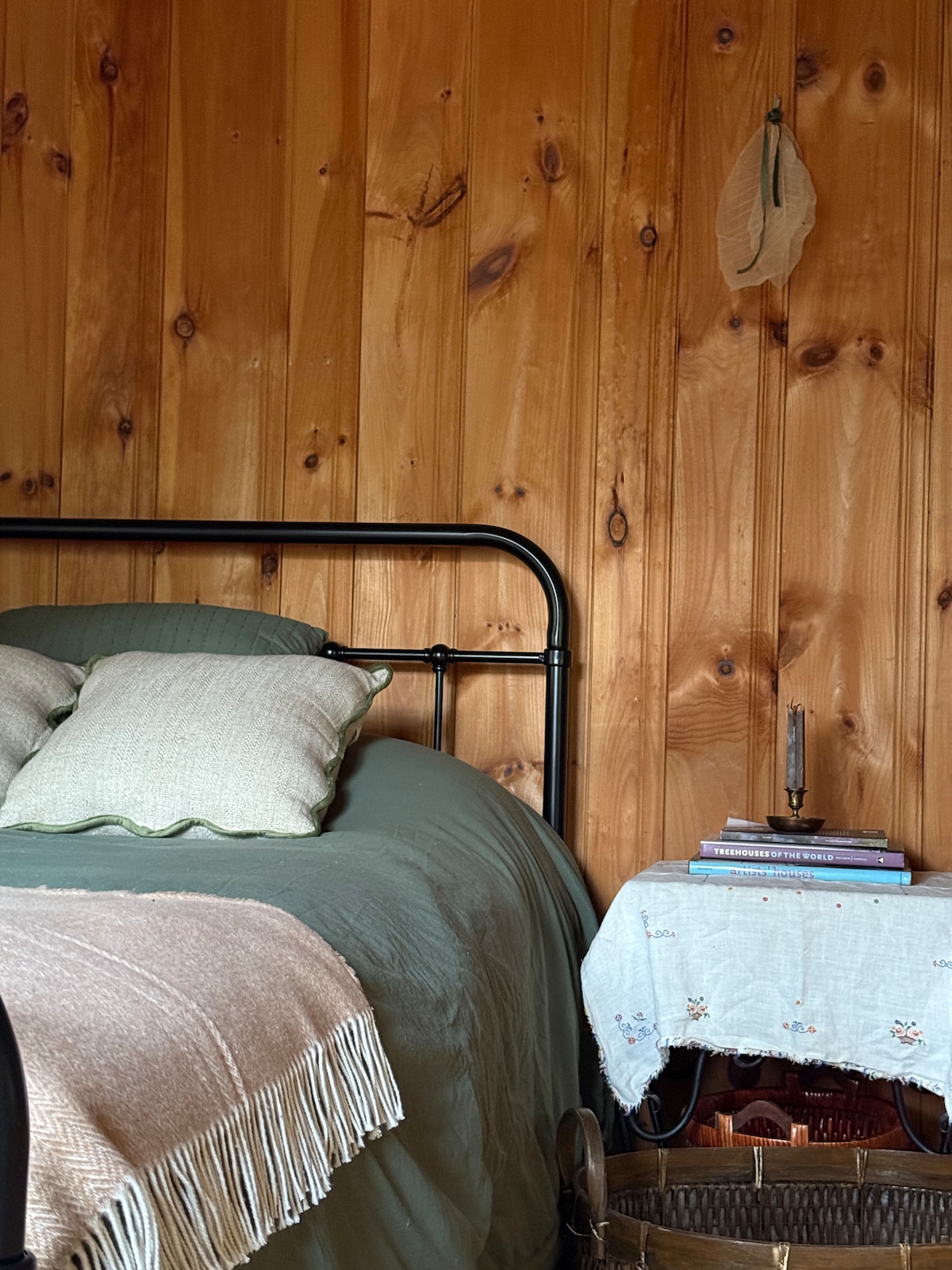 Dhoma e dytë e gjumit në katin e poshtëm me krevat dopio "queen" dhe dollap.