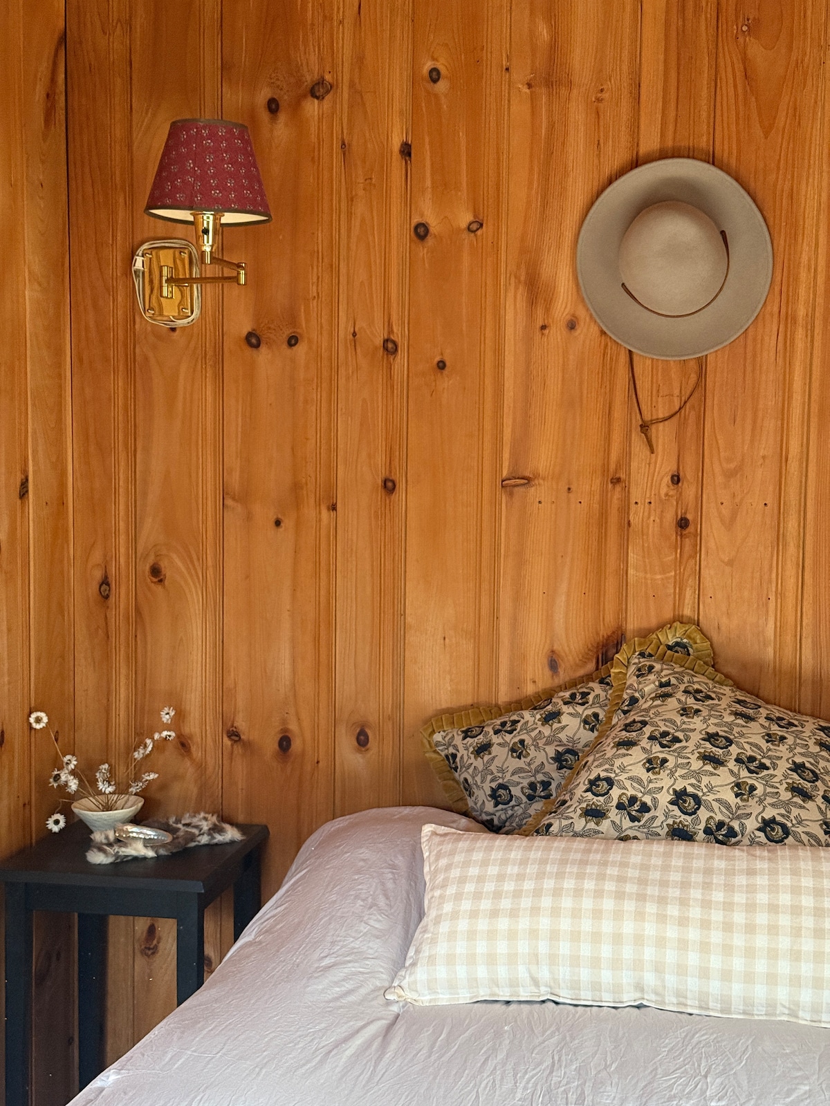 Dhomë gjumi në katin e poshtëm me krevat dopio "queen".