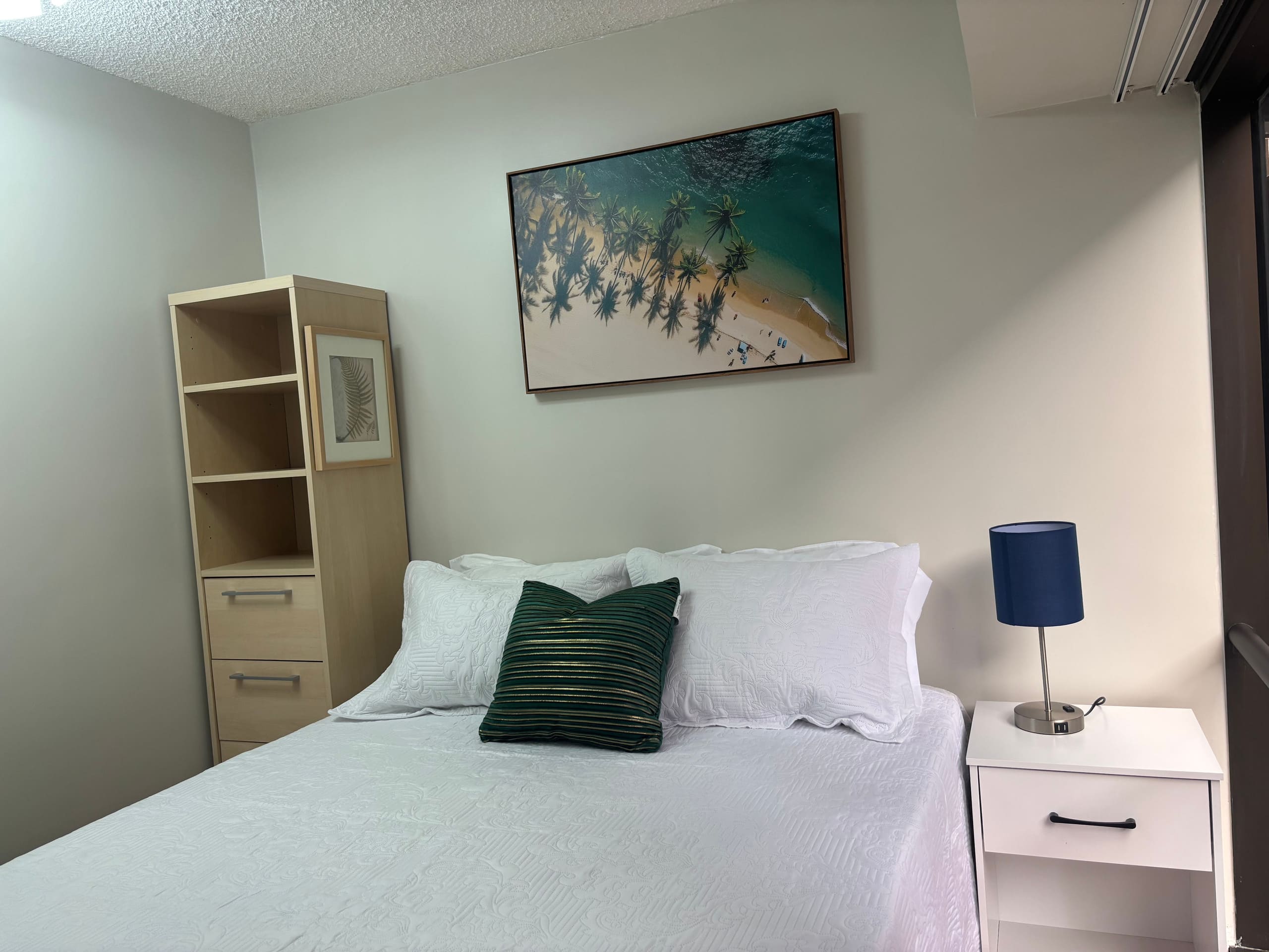 Condo in Honolulu · ★4.69 · 3 bedrooms · 5 beds · 1 private bath - Image 2