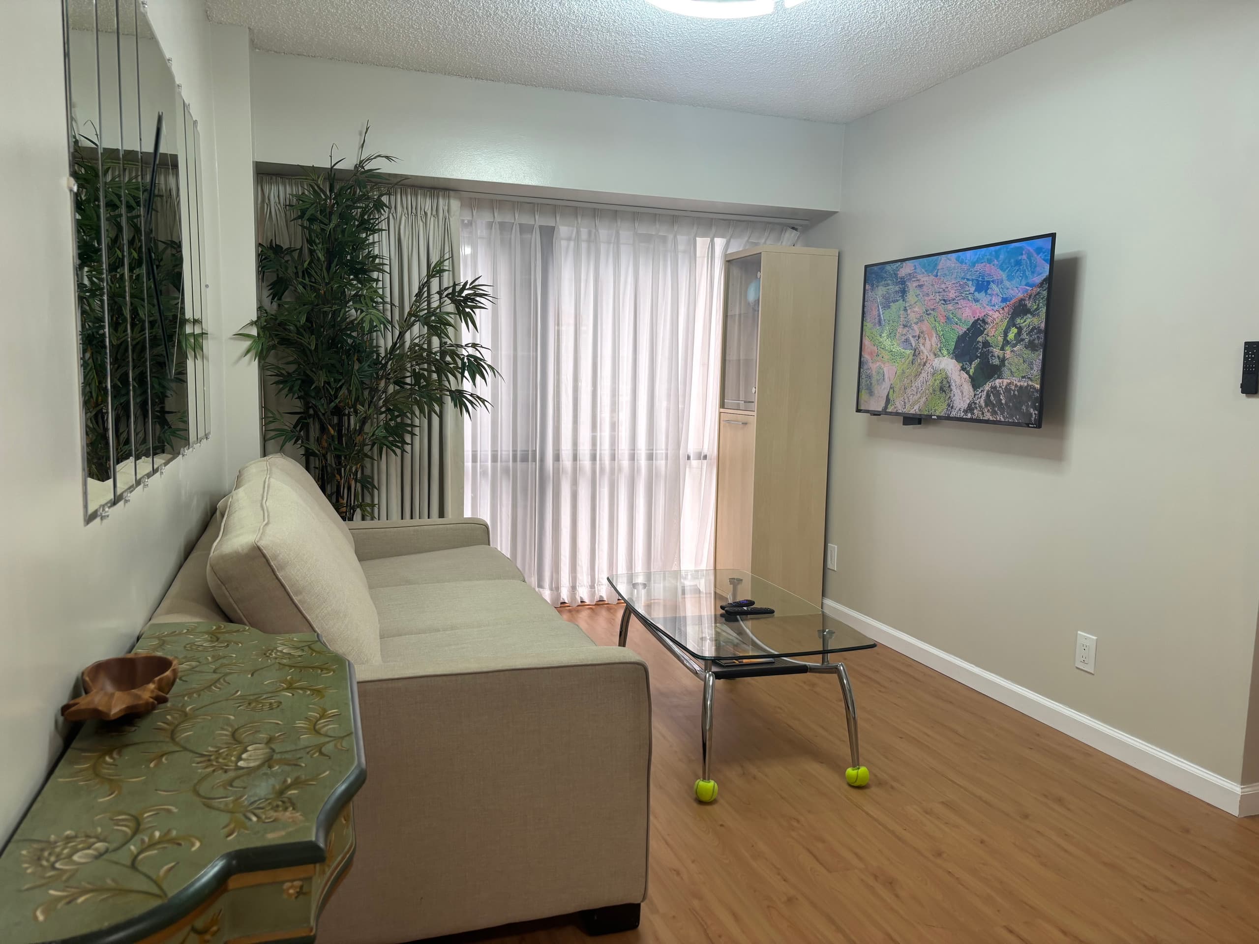 Condo in Honolulu · ★4.69 · 3 bedrooms · 5 beds · 1 private bath - Image 4