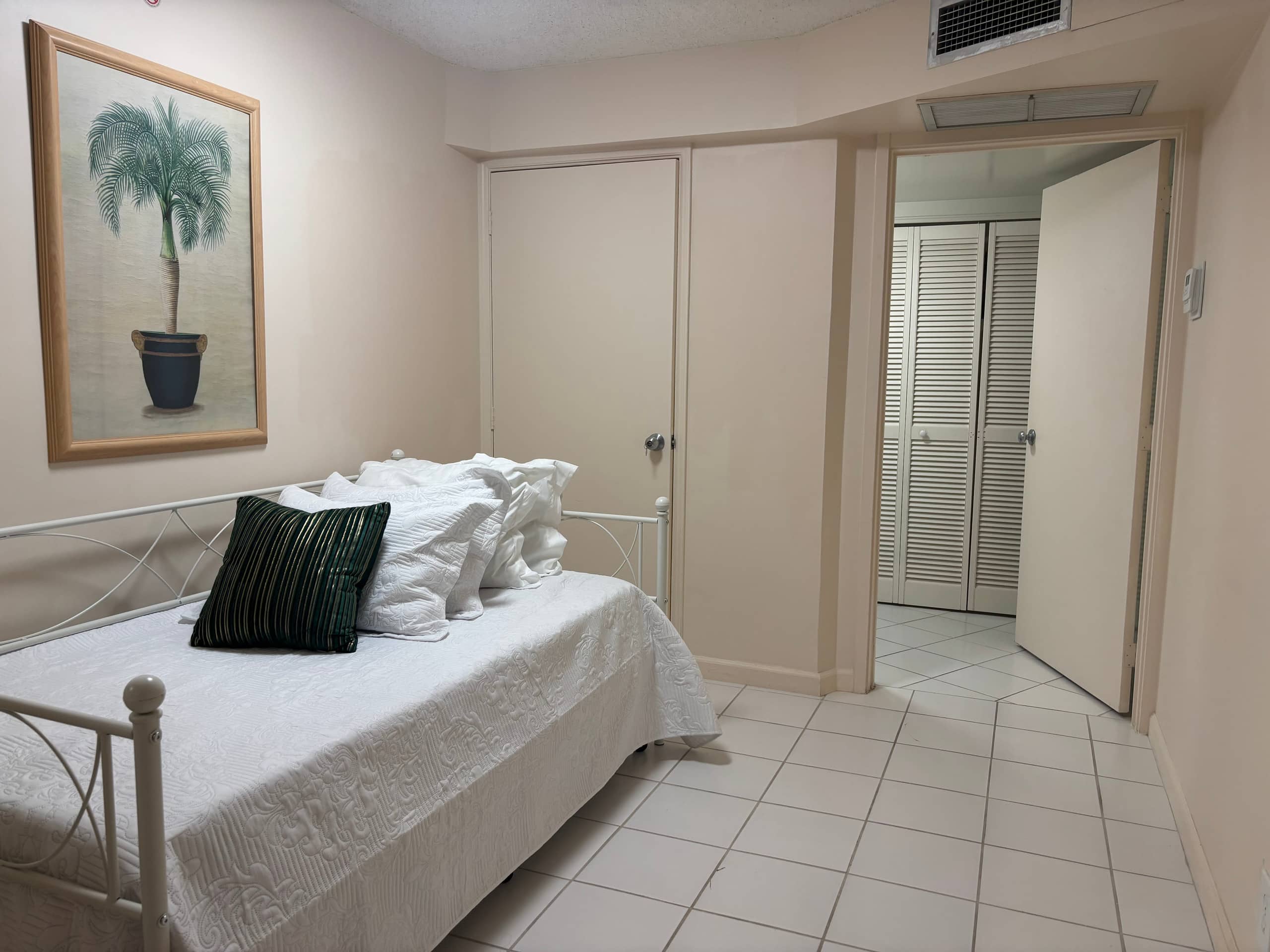 Condo in Honolulu · ★4.69 · 3 bedrooms · 5 beds · 1 private bath - Image 12