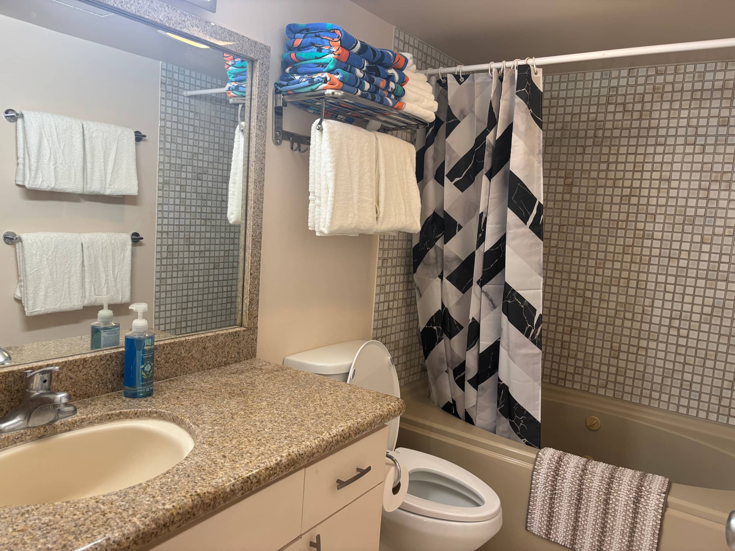 Condo in Honolulu · ★4.69 · 3 bedrooms · 5 beds · 1 private bath - Image 8