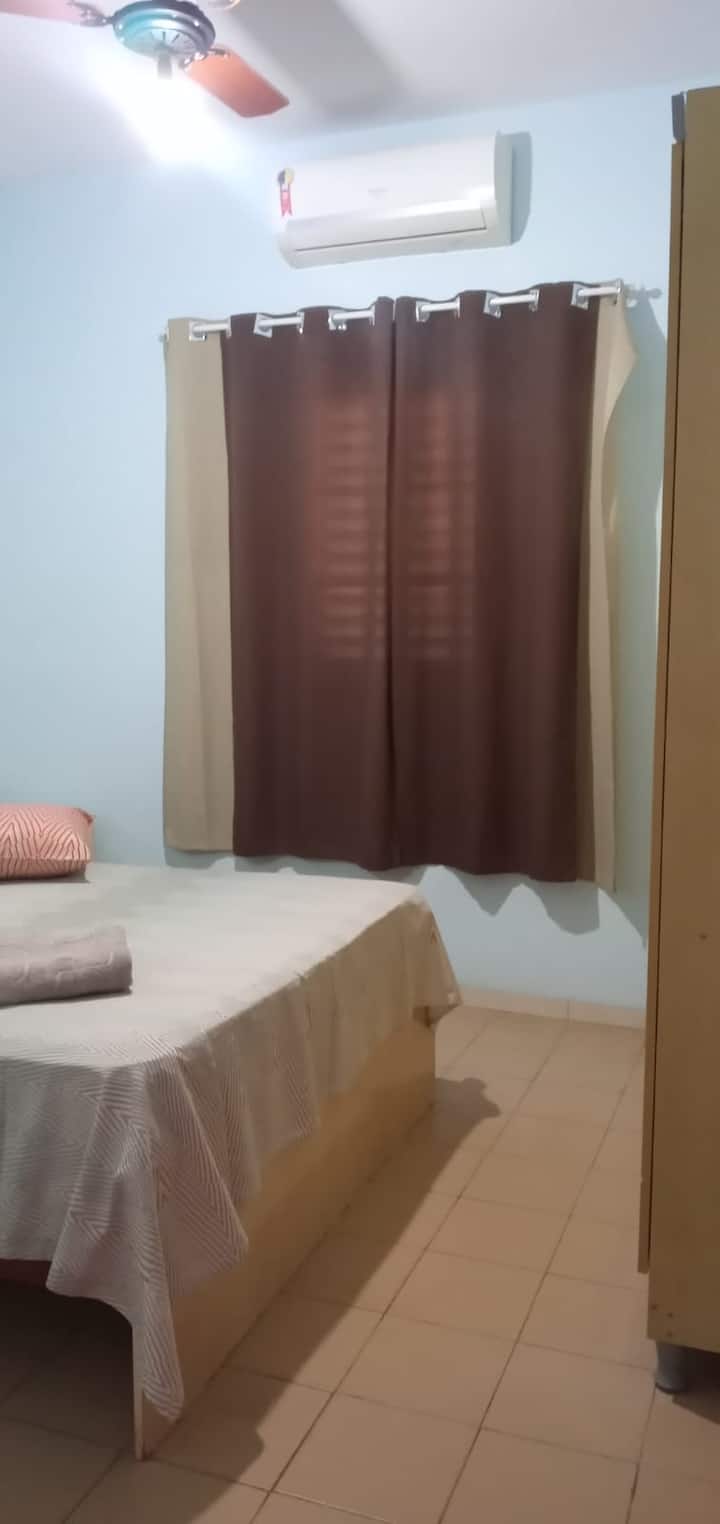 Kitanda 1 cha watu wawili,  kabati la nguo, mapazia ya dirisha, kinara  , feni ya dari,   kiyoyozi 