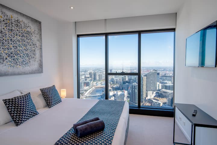 Стан 1: втора спална соба. 1 брачен кревет (широк 180 – 200 см) и 2 единечни кревета. Паметен телевизор на ѕид.