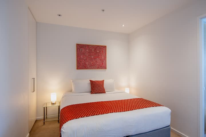 Стан 1: 3-та спална соба. 1 брачен кревет (широк 180 – 200 см) и 2 единечни кревета.