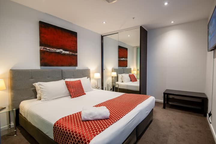 Стан 2: втора спална соба. 1 брачен кревет (широк 180 – 200 см) и 2 единечни кревета. Паметен телевизор на ѕид.