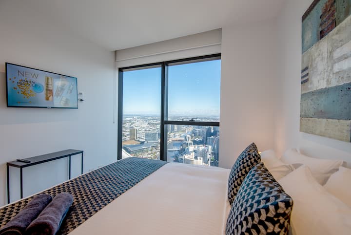 Стан 1: главна спална соба со сопствена бања. 1 брачен кревет (широк 180 – 200 см) и 2 единечни кревета. Паметен телевизор на ѕид.