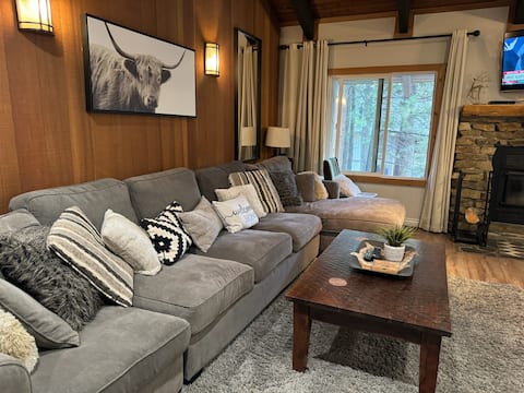 Top Airbnb: Mountain Condo 1BR+Loft, 2 BA. Walking Distance! in Mammoth Lakes / Mono County
