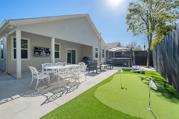 Sleeps 20 in FW Stockyards w HotTub & MiniGolf