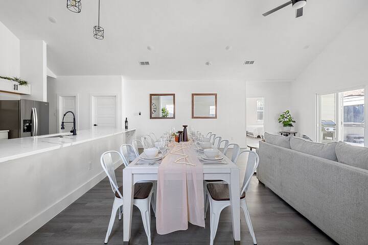 Sleeps 20 in FW Stockyards w HotTub & MiniGolf gallery image 4