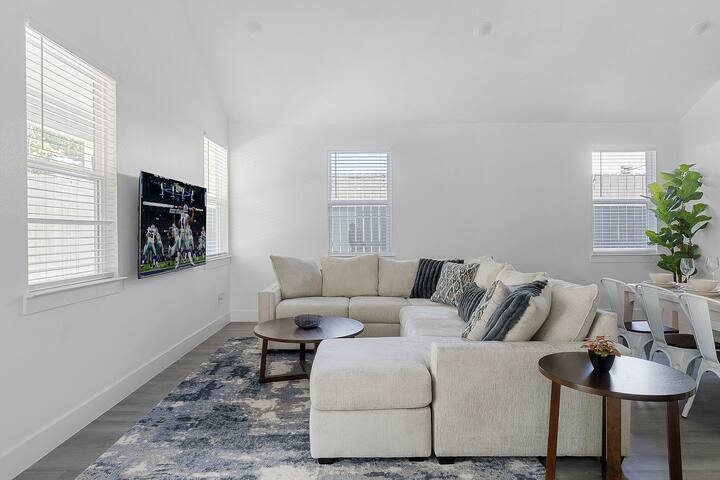 Sleeps 20 in FW Stockyards w HotTub & MiniGolf gallery image 2