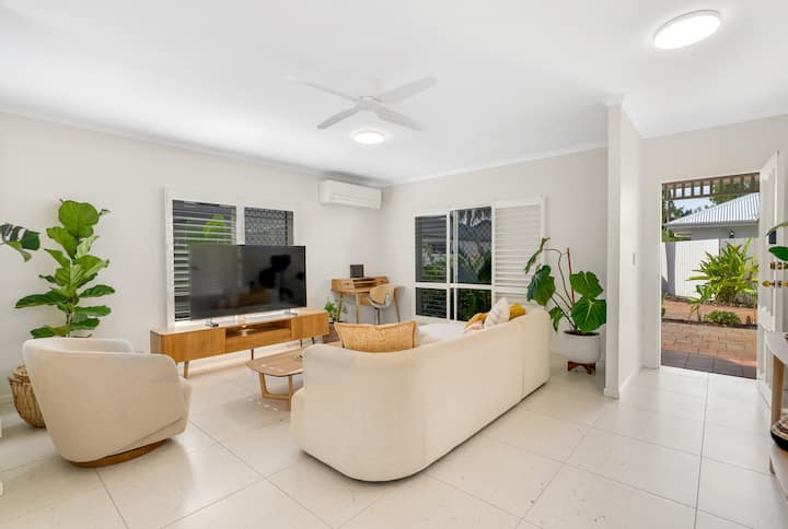 Cedar Villa A Designer Pool House By The Beach - Palm Cove