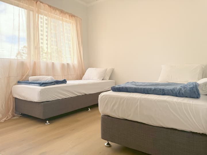 2 Single Beds With Balcony - Surfers Paradise
