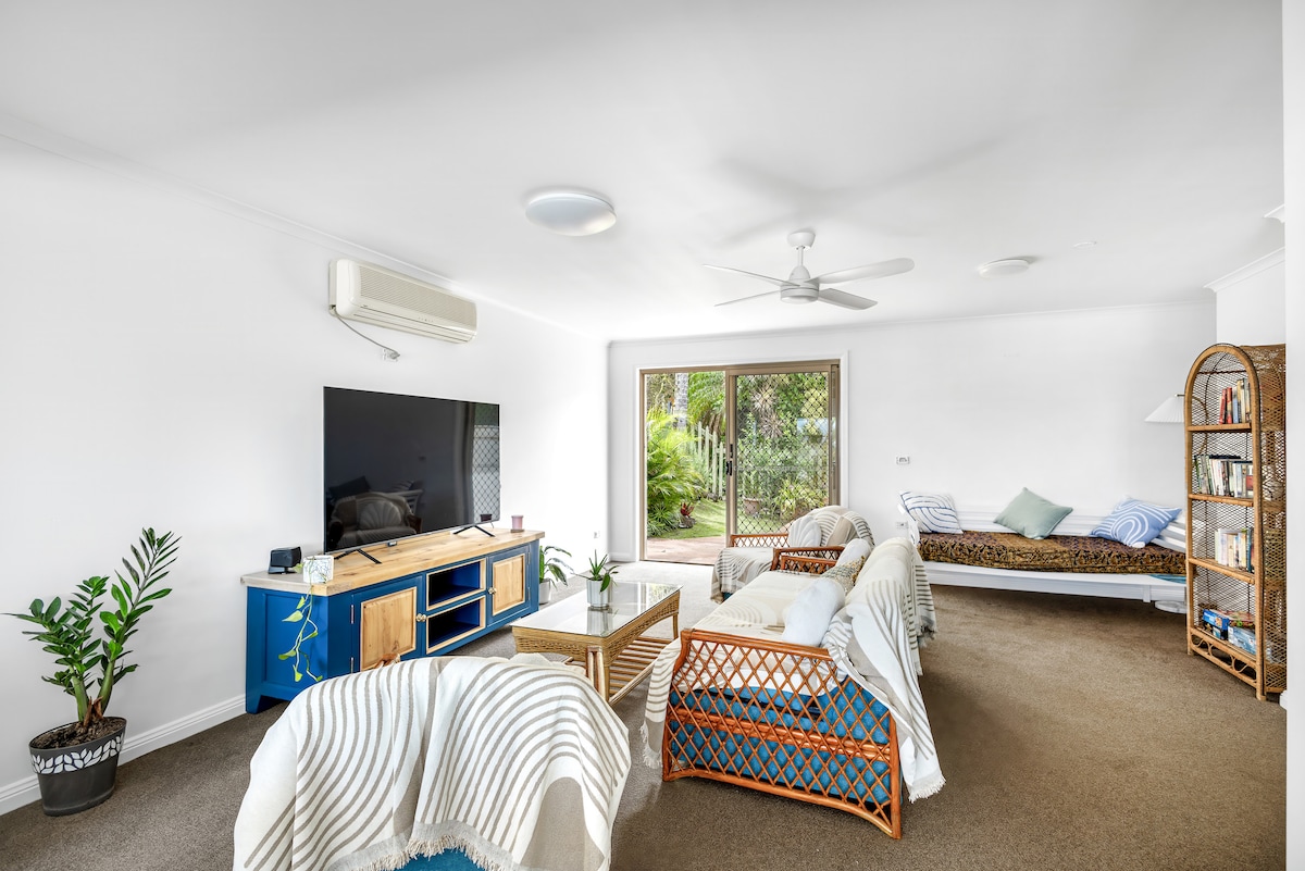 Top performing Airbnb: Ocean Oasis: Sea Views, Sauna, Pool 950m to beach in Alexandra Headland